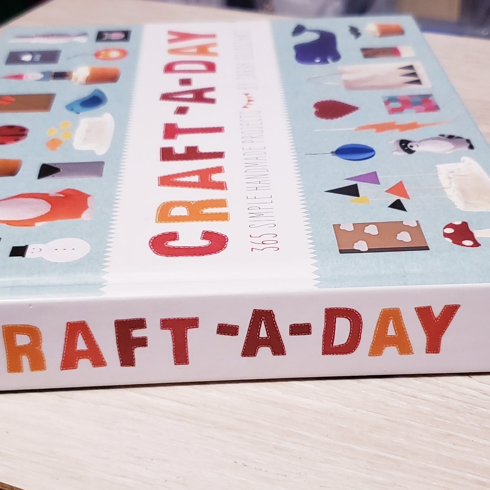 CRAFT-A-DAY BOOK - Picture 5 of 6